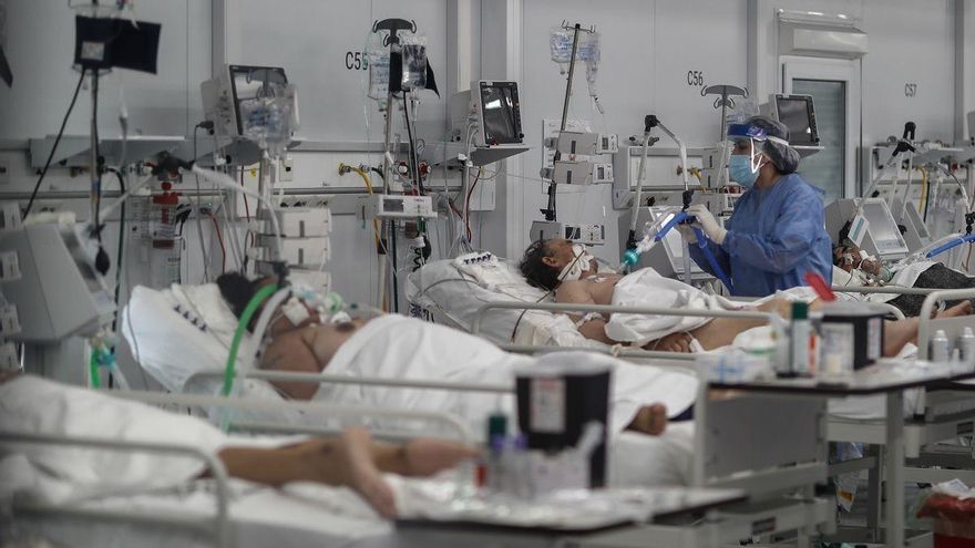 Personal médico realiza controles de rutina a pacientes COVID-19