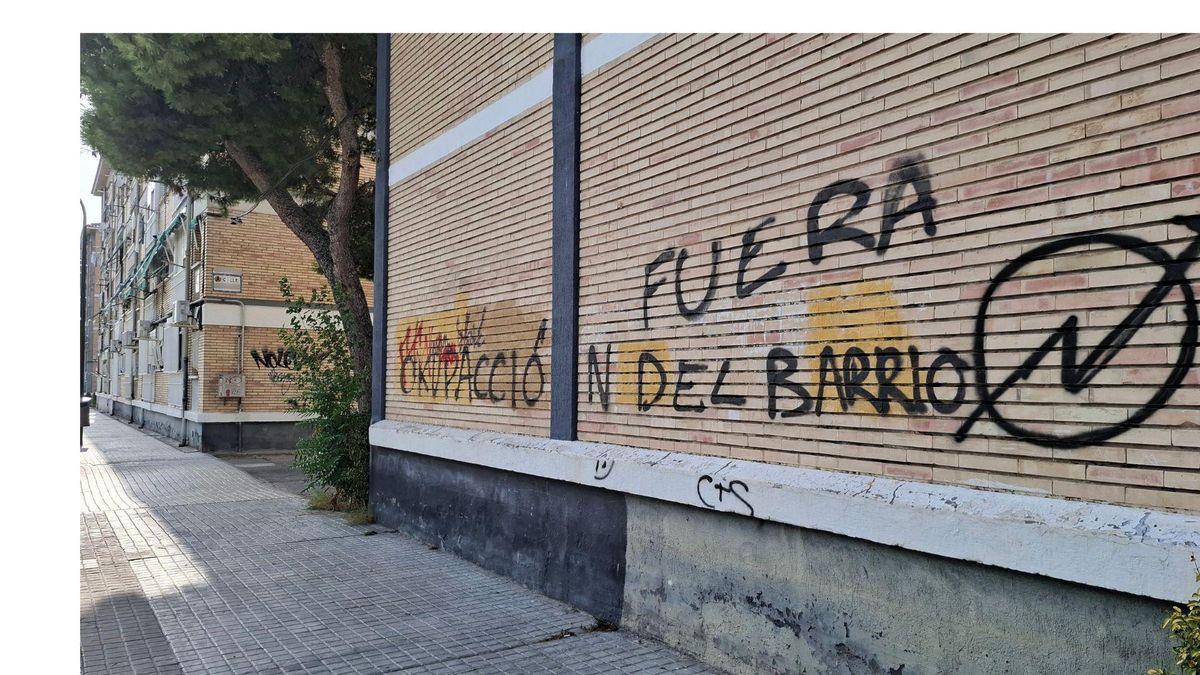 Pintadas frente al bloque de viviendas donde residen Carlos y Marta.
