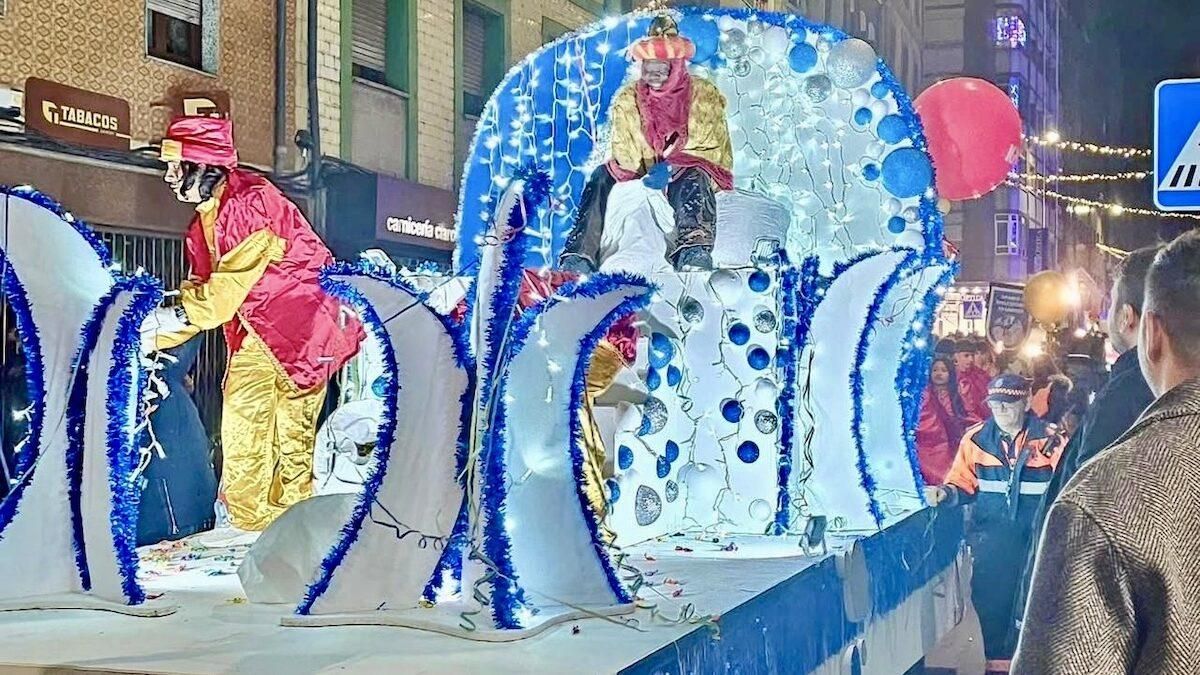 La Audiencia de Asturias sobresee la denuncia de Vox por malversación en la cabalgata de reyes de 2025 en Langreo