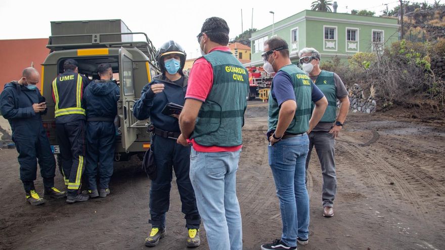 Miembros de la UME y de la Guardia Civil en Todoque. / UME