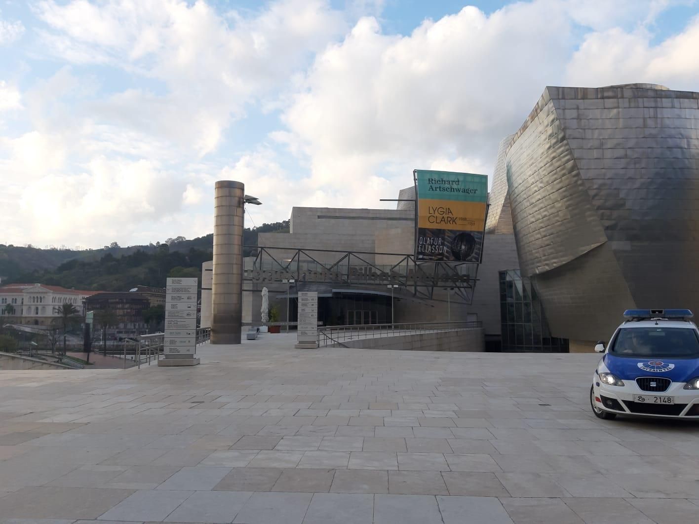 El Guggenheim, con una patrulla de la Ertzaintza