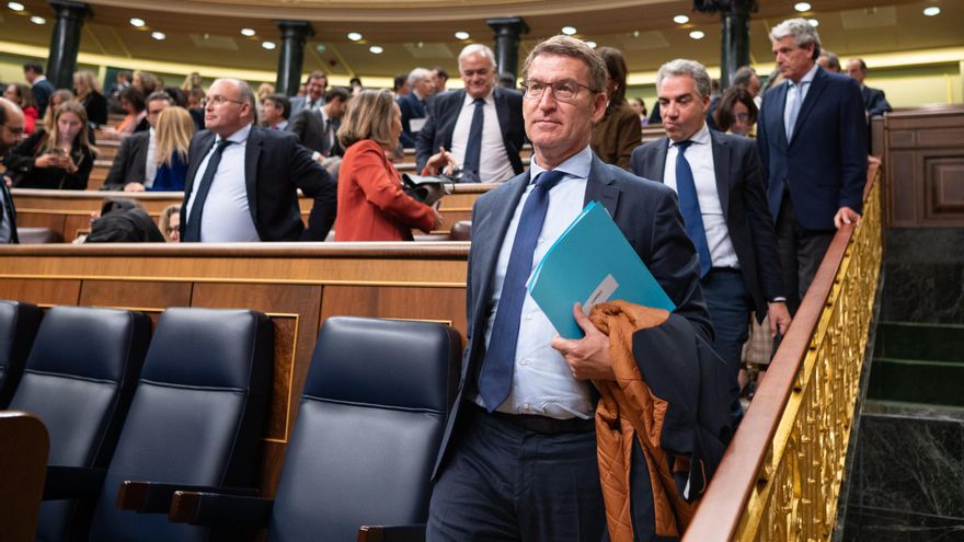 El líder del Partido Popular, Alberto Núñez Feijóo, abandona el hemiciclo tras el debate sobre la proposición de ley de amnistía celebrado este martes en el pleno del Congreso de los Diputados, en Madrid. EFE/Fernando Villar