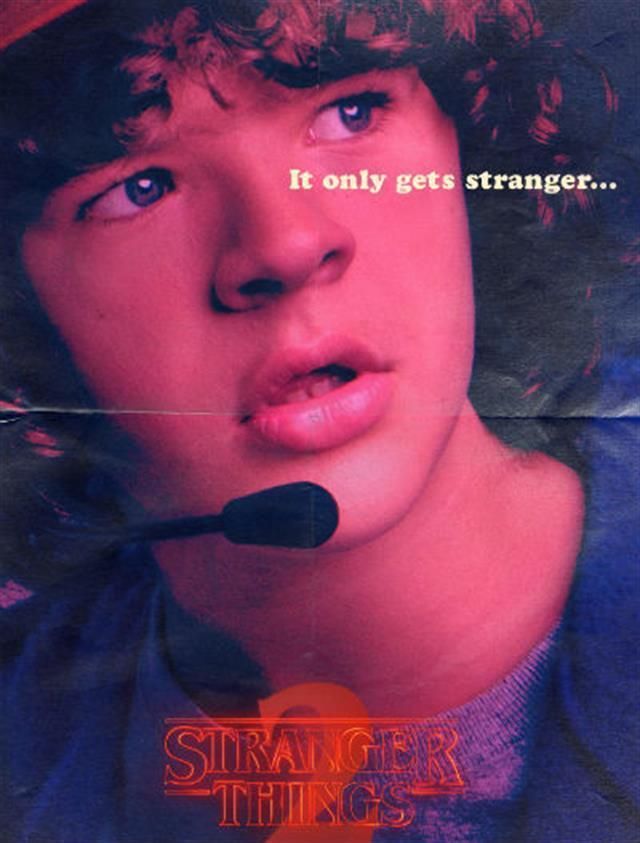 Gaten Matarazzo en el póster oficial de la 2ª de Stranger Things