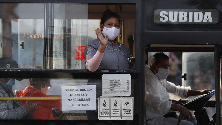Una mujer saluda desde un bus en Lima (Perú), en una fotografía de archivo.