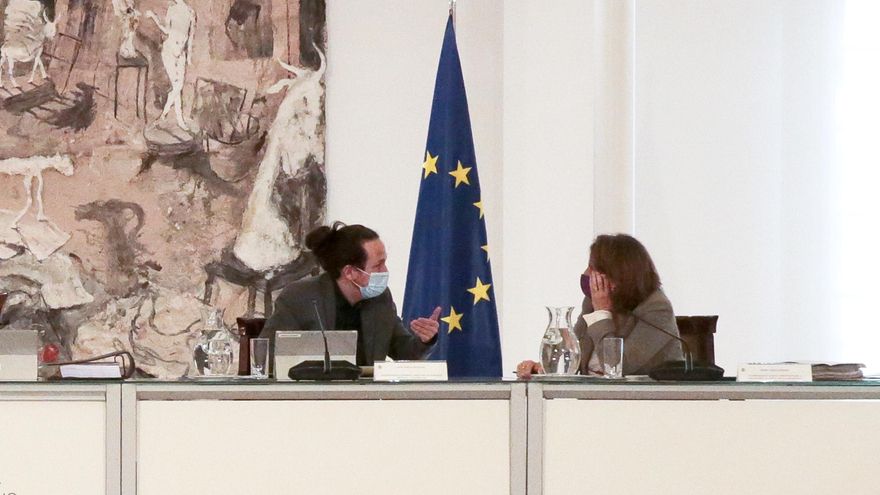 El presidente, Pedro Sánchez, charla con las vicepresidentas primera y tercera, Carmen Calvo y Nadia Calviño; mientras el vicepresidente segundo, Pablo Iglesias, conversa con la vicepresidenta cuarta, Teresa Ribera, en una reunión del Consejo de Ministros.