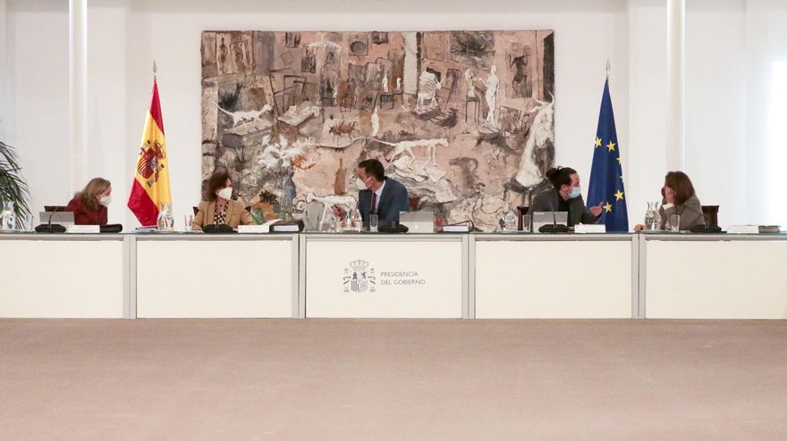 El presidente, Pedro Sánchez, charla con las vicepresidentas primera y tercera, Carmen Calvo y Nadia Calviño; mientras el vicepresidente segundo, Pablo Iglesias, conversa con la vicepresidenta cuarta, Teresa Ribera, en una reunión del Consejo de Ministros.