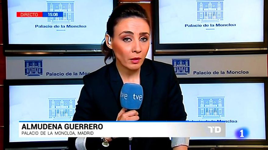 La reportera Almudena Guerrero en el TD-1 de TVE durante el quinto viernes negro