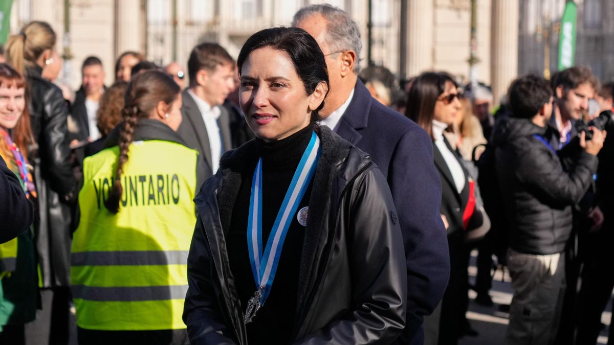 Ayuso abandona en ambulancia la misa de la Almudena por una "leve indisposición"