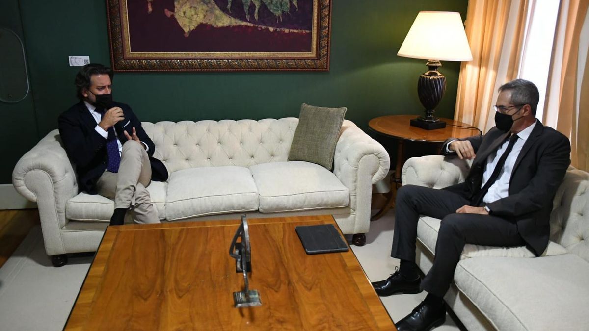 El presidente del Parlamento de Canarias, Gustavo Matos, recibe la Memoria de la Fiscalía, entregada por el fiscal superior de Canarias, Luis del Río