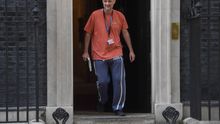 Dominic Cummings saliendo de Downing Street.