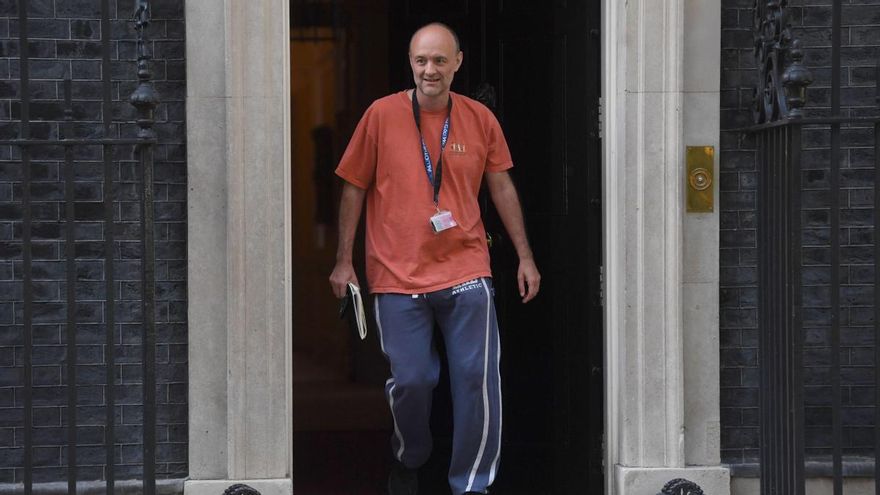 Dominic Cummings saliendo de Downing Street.
