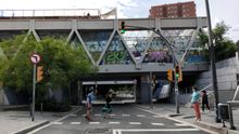 Calle Riera Blanca a su paso por debajo de las vías de tren y metro