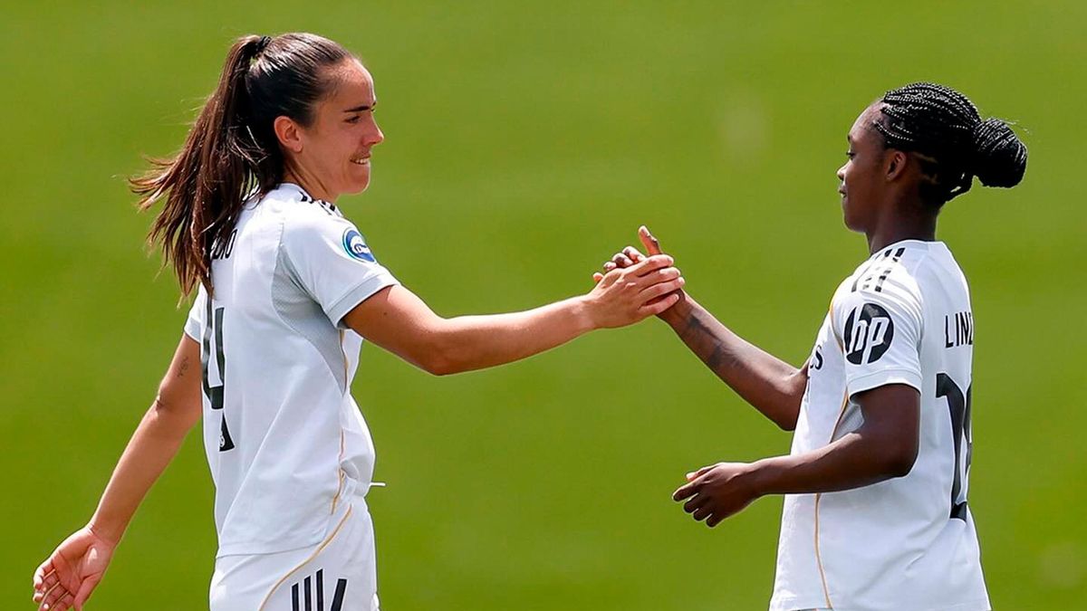 Rocío Gálvez se saluda con Linda Caicedo durante el último partido de la temporada en el Alfredo Di Stéfano
