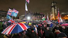 Ciudadanos británicos se concentran alrededor del Parlamento para celebrar la salida de la UE.