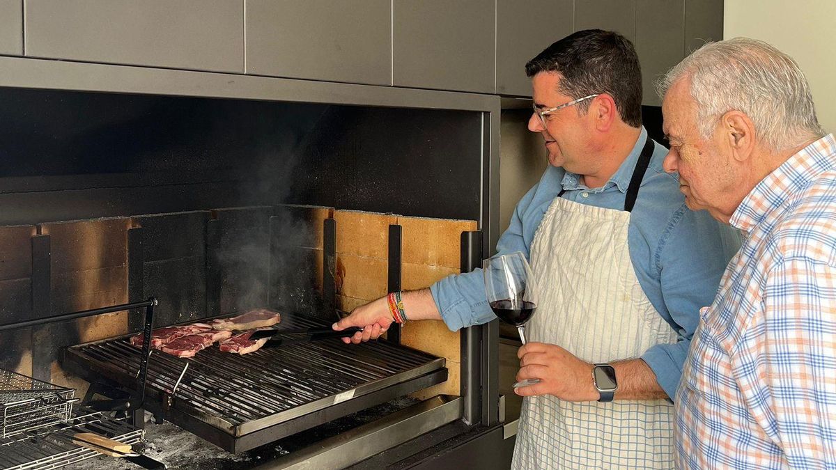 El verano gastronómico de Alfonso Domínguez: se queda con los restaurantes a los que "llegas, te sientas, te ponen una botellita de vino, y a comer lo que hayan cocinado ese día"
