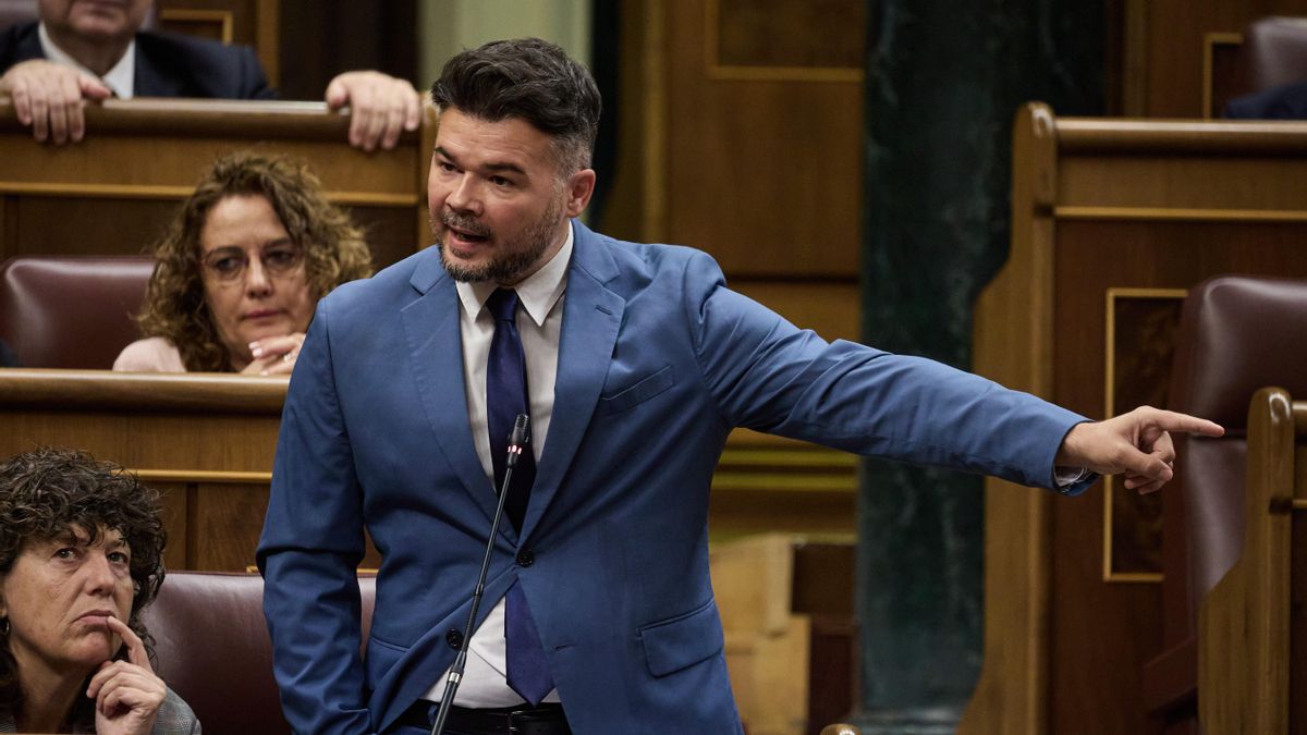 Gabriel Rufián señala a los escaños del PP en la sesión de control.