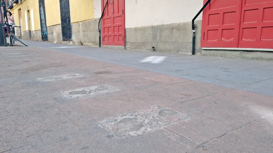 Detalle de la acera de la calle Santiago donde fueron arrancados los bancos de piedra