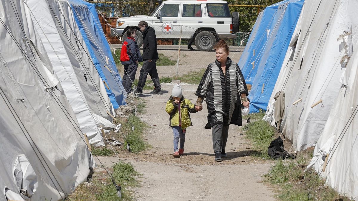 Mariupol (Ukraine), 07/05/2022.- Civilians who were evacuated from Azovstal, walk in the temporary accommodation center in Bezimenoye village near Mariupol, Ukraine, 07 May 2022. According to the Interdepartmental Coordinating Headquarters of the Russian Federation for Humanitarian Response, 51 civilians, including 11 children, were evacuated from the Azovstal plant between 05 and 07 May. On 24 February, Russian troops had entered Ukrainian territory in what the Russian president declared a 'special military operation', resulting in fighting and destruction in the country. According to data released by the United Nations High Commission for the Refugees (UNHCR) on 05 May, over 5.7 million refugees have fled Ukraine seeking safety, protection and assistance in neighboring countries. (Rusia, Ucrania)