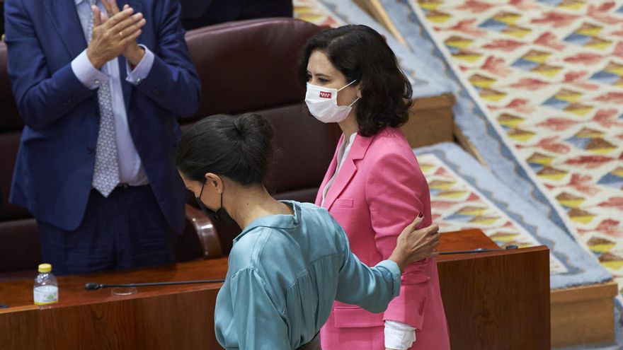 La portavox de Vox en la Asamblea de Madrid, Rocío Monasterio (i),y la presidenta de la Comunidad de Madrid, Isabel Díaz Ayuso.