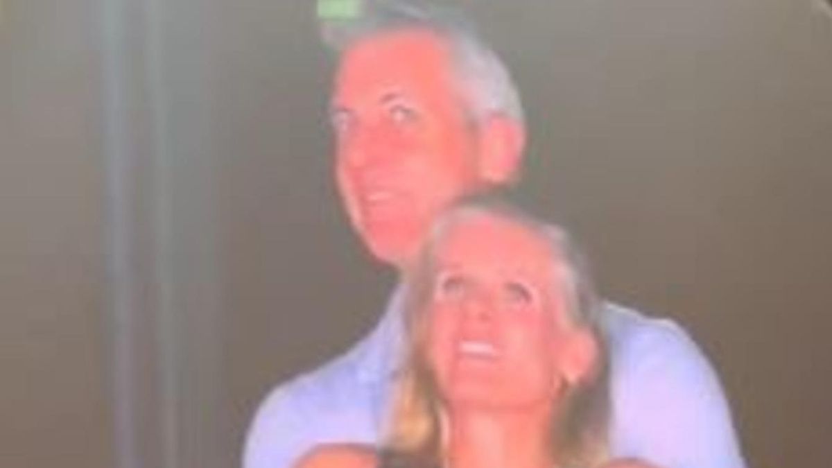 Andy Byron y Kristin Cabot, abrazados al ritmo de Coldplay.