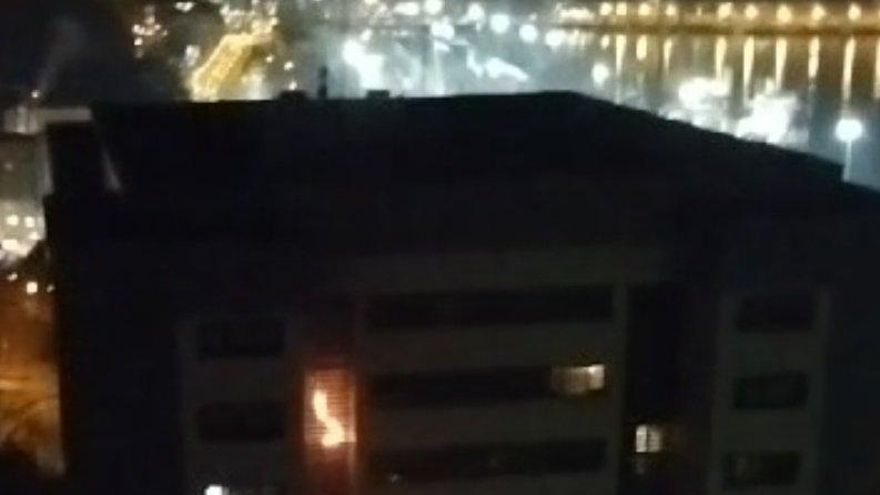 Un cohete se cuela en un edificio de viviendas en Errenteria en Nochevieja y causa un aparatoso incendio