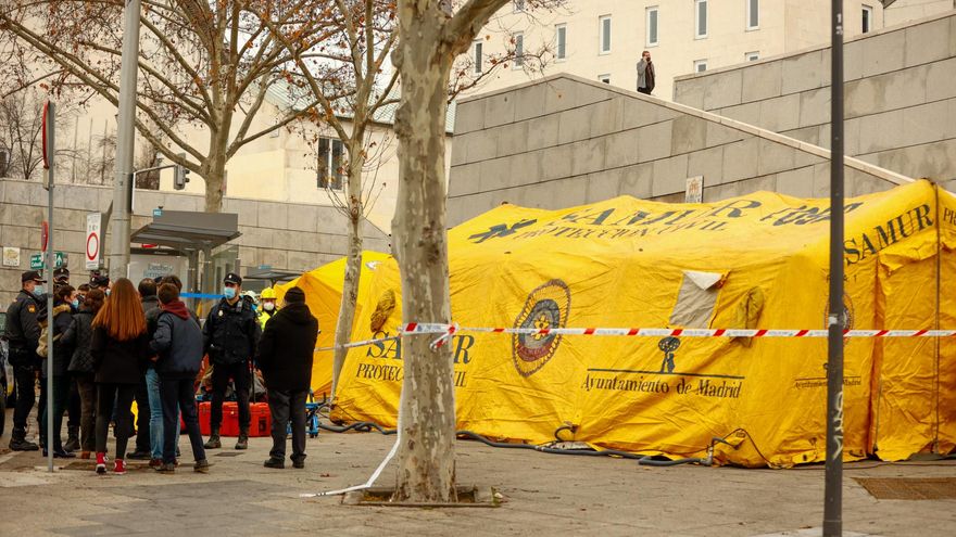 Despliegue del Samur para atender a los heridos en la explosión de la calle Toledo de Madrid.
