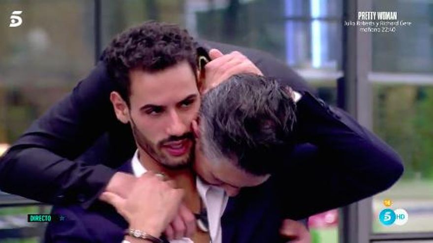 Garó abraza a Asraf en acto de reconciliación