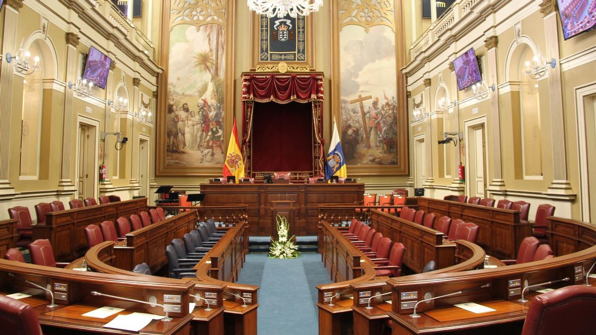 Luz verde a la tramitación para declarar el salón de plenos del Parlamento canario como monumento a la memoria histórica