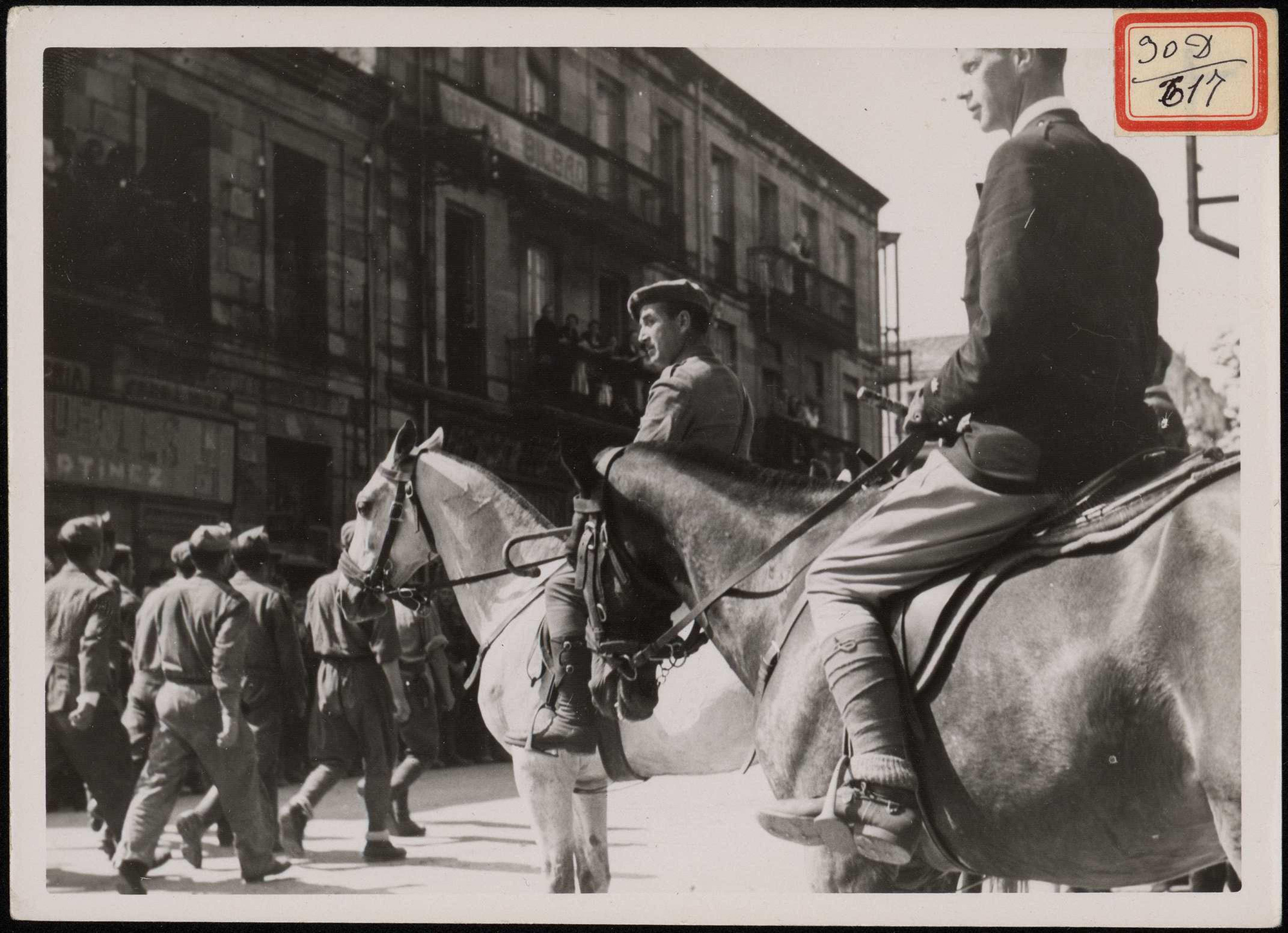 "Desfile de las tropas por las calles de Torrelavega". 25 de agosto de 1937.