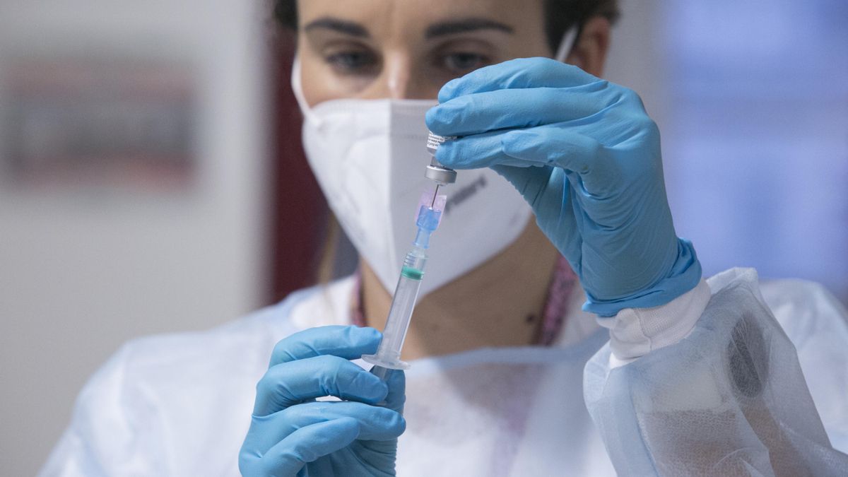 Una enfermera prepara la segunda dosis de la vacuna Pfizer-BioNTech contra el coronavirus.