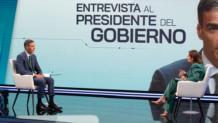 Pedro Sánchez y Pepa Bueno, durante la entrevista en el 'Telediario 2'