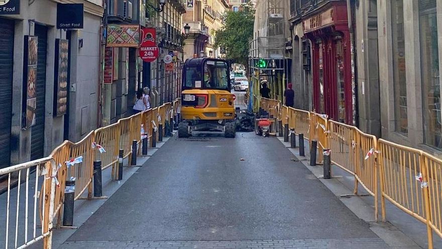 Obras en las calle Cruz para cambiar el asfalto impreso por adoquines y preparar su prioridad peatonal
