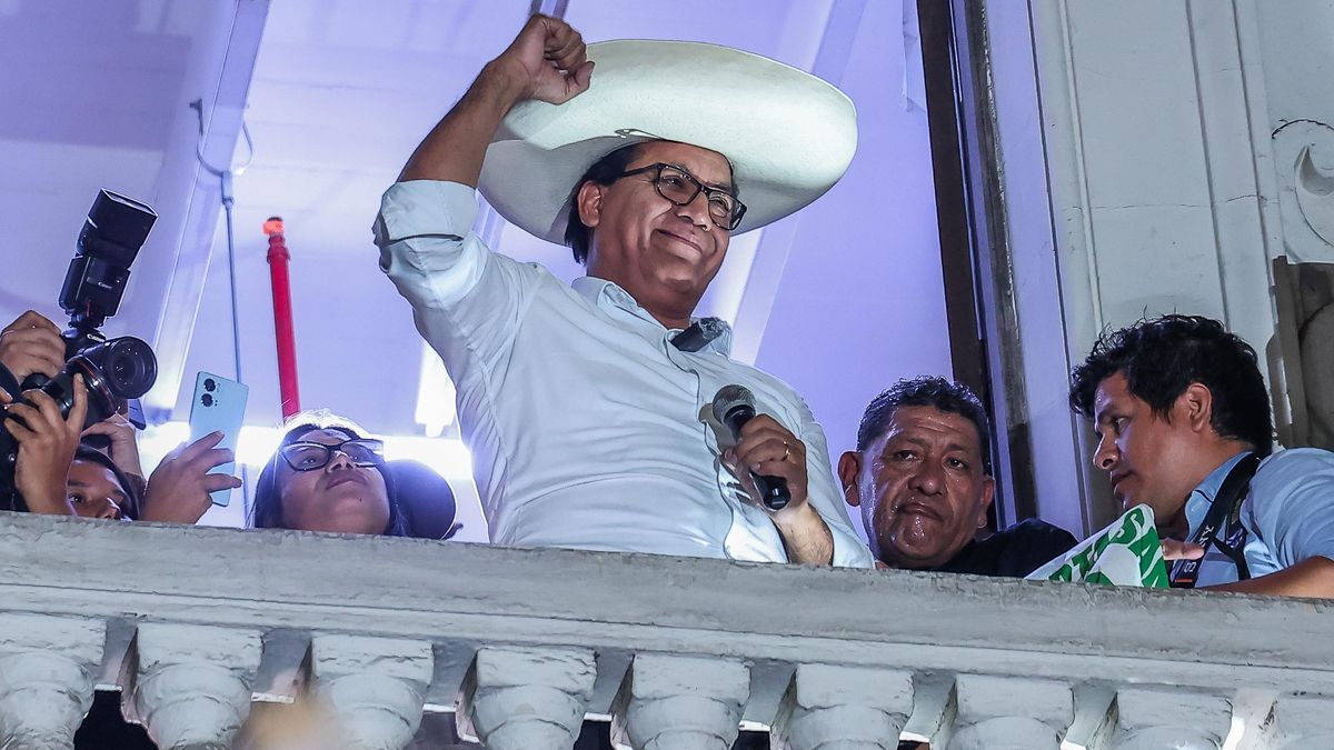 El recuento rápido apunta a una victoria por la mínima del progresista Sánchez sobre la derechista Fujimori en las presidenciales peruanas