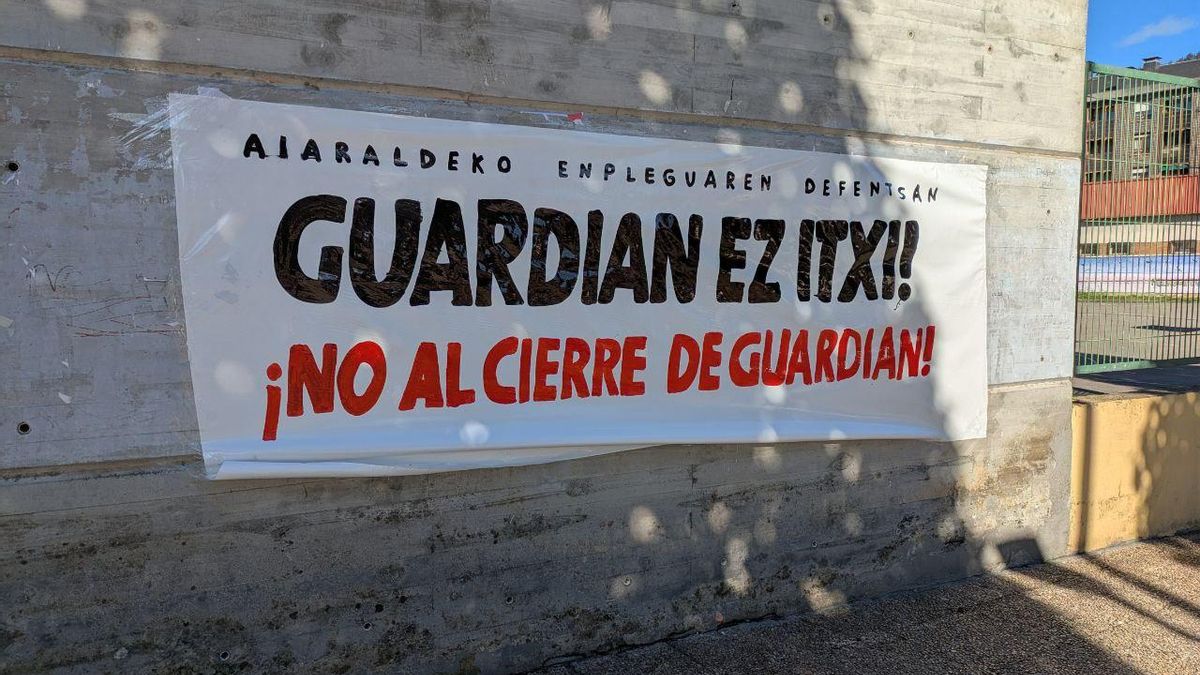 Una pancarta contra el cierre de Guardian en un instituto del centro de Llodio.