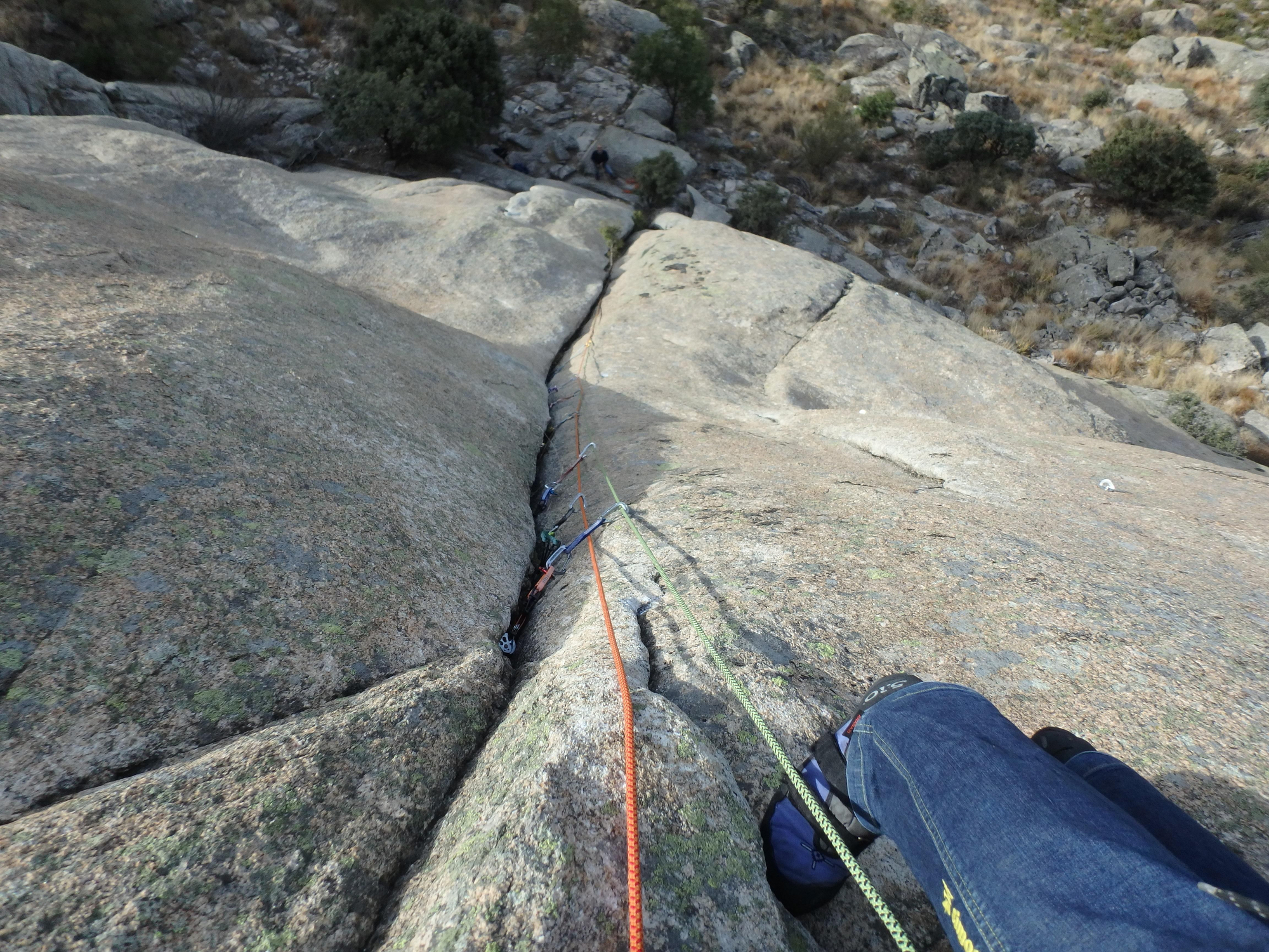 En la fisura del primer largo de la ‘Sur-Moraleda’ podrás proteger tan a menudo como te permita tu material.