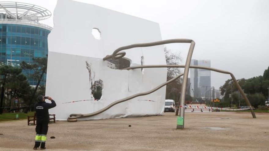 Un operario saca una foto de la estatua de David y Goliat derribada por el fuerte temporal de viento y lluvia durante la noche de este miércoles, en el barrio de la Vila Olímpica de Barcelona. La estatua, que ha quedado doblada y partida en algunos puntos, es una obra de Antoni Llena que se colocó, en el año 1992.