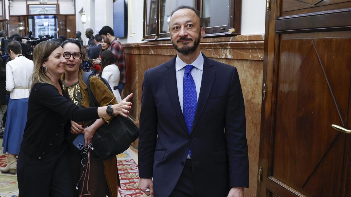 El vicepresidente primero del Congreso, Alfonso Rodríguez Gómez de Celis, a su llegada en la sesión de control al Gobierno que se celebra este miércoles en la Cámara Baja. EFE/ Chema Moya