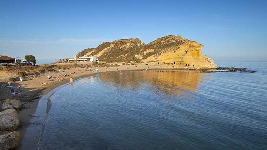 La pequeña playa de Almería rodeada de acantilados de roca, con forma de media luna y aguas turquesas