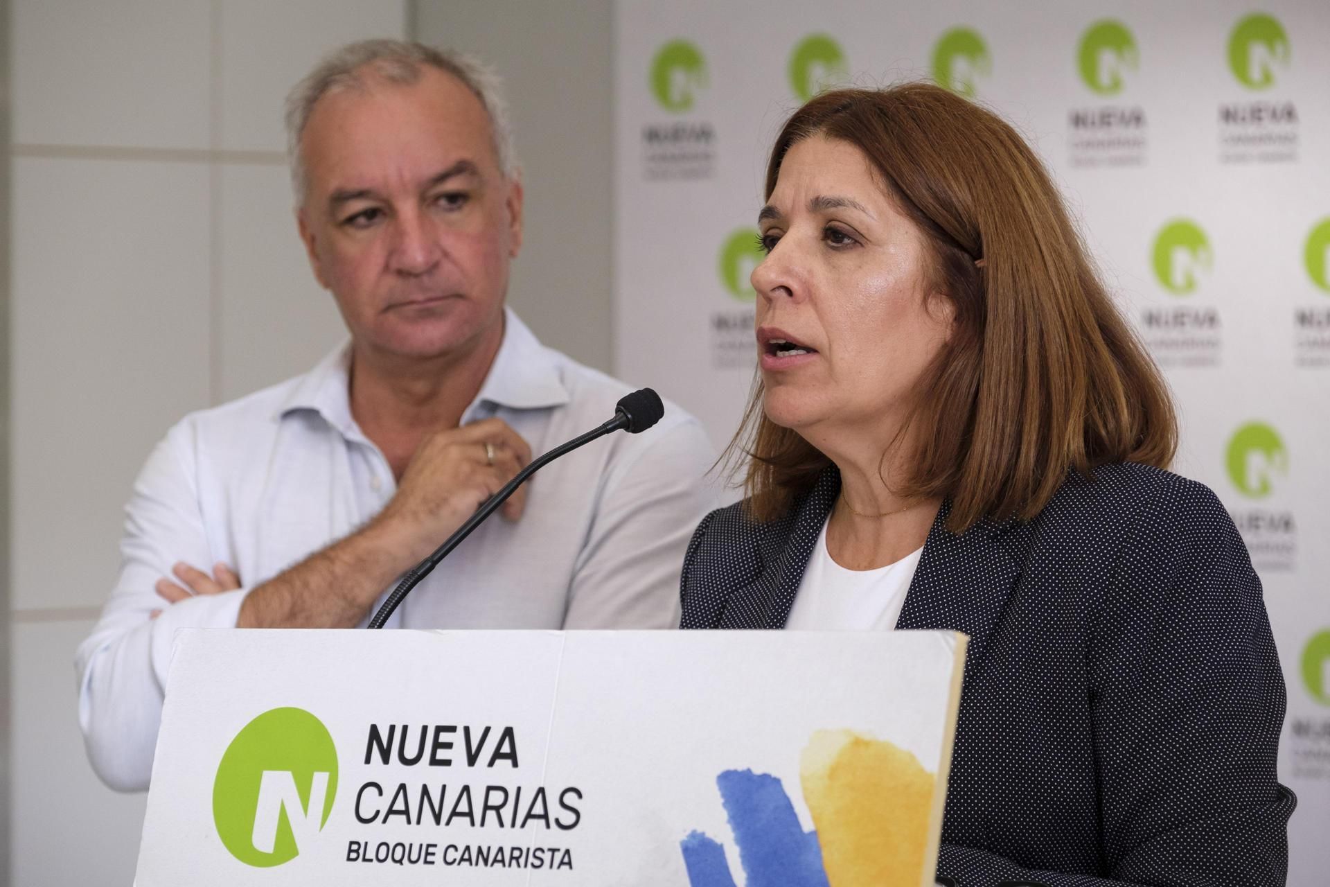 La vicepresidenta de Nueva Canarias, Carmen Hernández, y el coordinador y portavoz del partido, Luis Campos, este sábado.