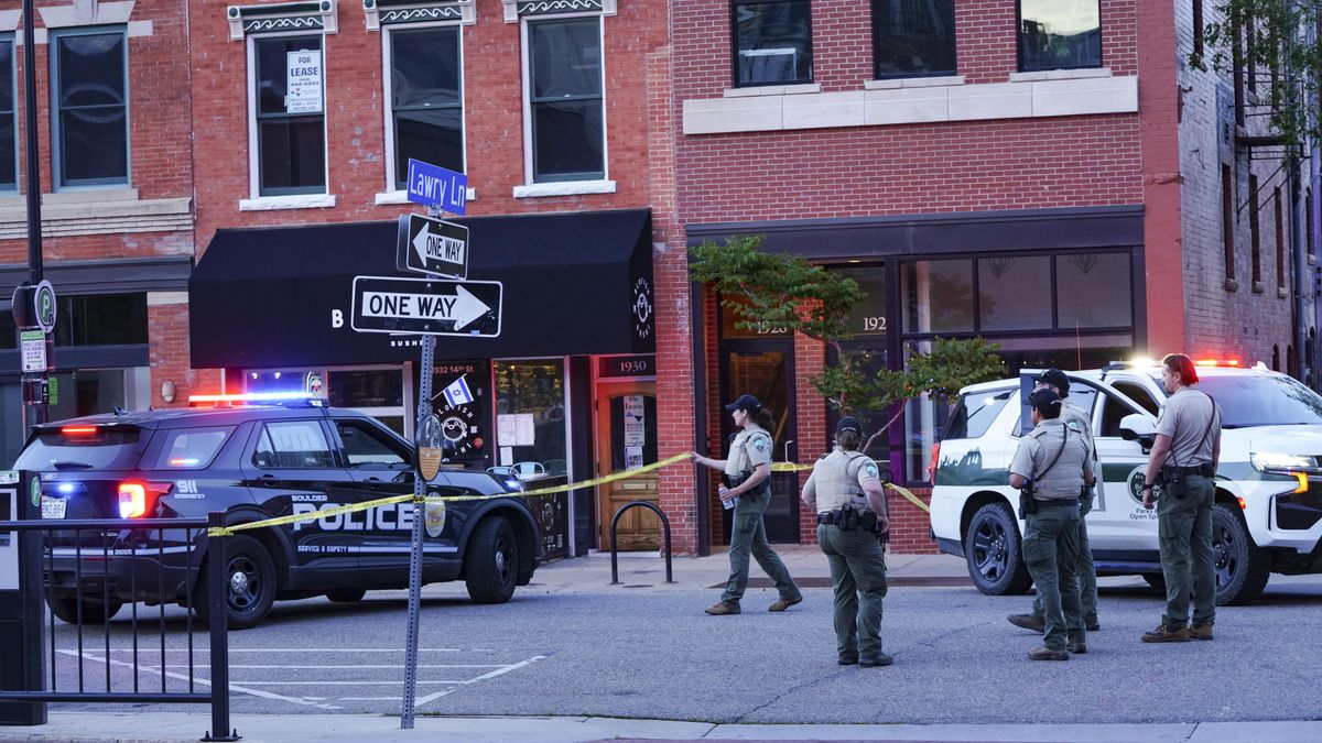 Captura de video del arresto de un hombre acusado de prender fuego a varias personas en una zona comercial, en Boulder Colorado (EEUU)