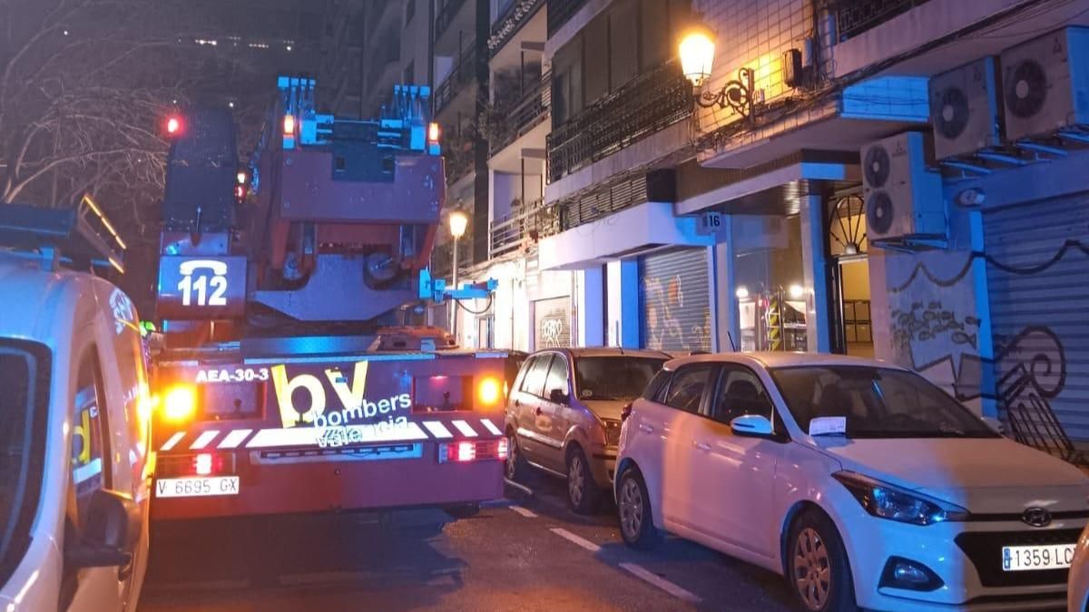 Un camión de bomberos preparado para actuar en la calle del suceso.