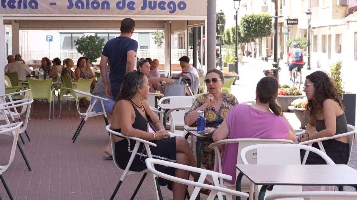 Terraza de una cafetería en Torre Pacheco, el lunes 14 de julio de 2025, tras un fin de semana de altercados xenófobos