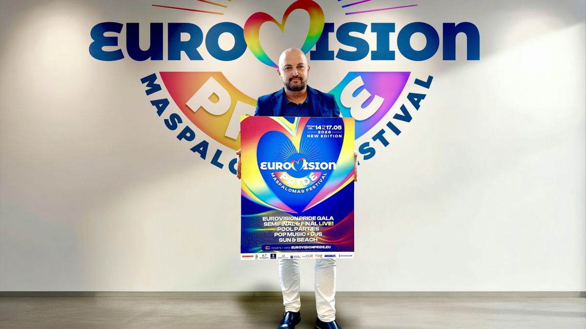 El consejero de Turismo del Cabildo de Gran Canaria, Carlos Álamo con el cartel de Eurovision Pride 2026.