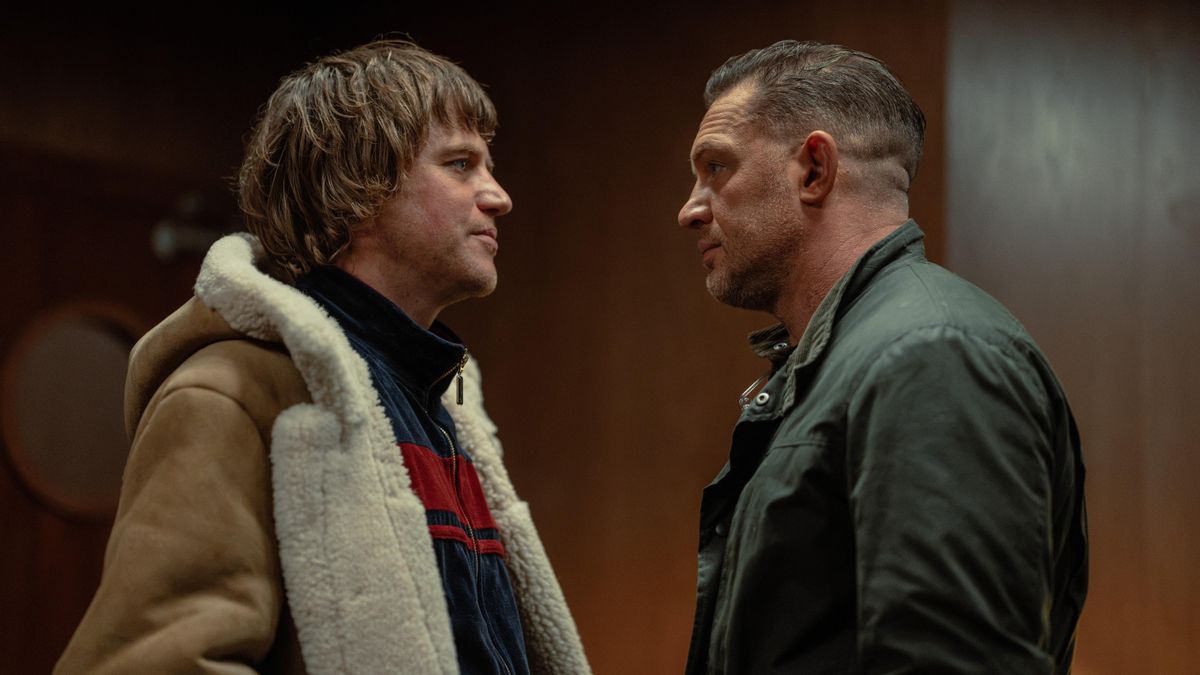 Johnny Flynn y Tom Hardy en una escena de la segunda temporada de 'MobLand'