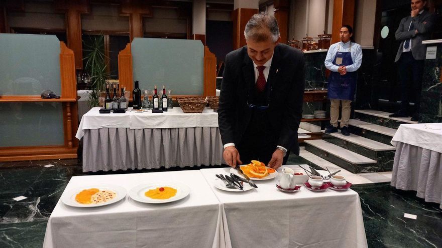 Uno de los cocineros preparando los postres frente a los asistentes