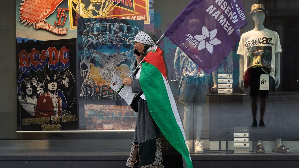 Una mujer con una bandera palestina participa en una marcha en la ciudad alemana de Frankfurt, el 16 de julio de 2025.