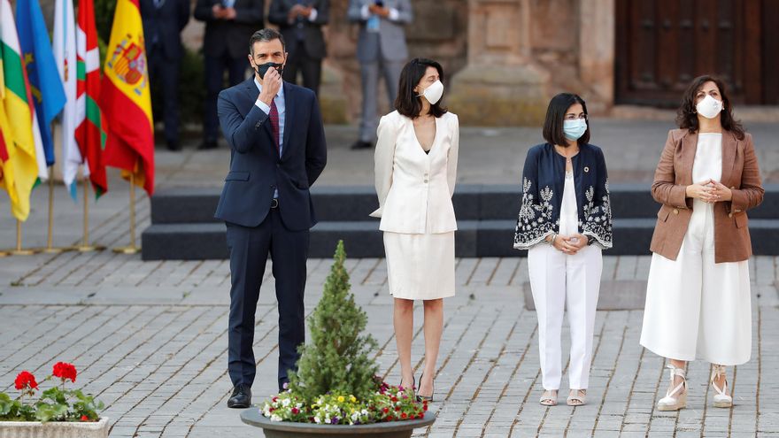 El presidente del Gobierno, Pedro Sánchez (i), junto a la presidenta del Senado, Pilar Llop (2i), la ministra de Política Territorial y Función Pública, Carolina Darias (2d) y la presidenta de La Rioja, Concha Andreu (d) posan para la foto de familia a su llegada al monasterio de San Millán de Yuso. EFE/Chema Moya