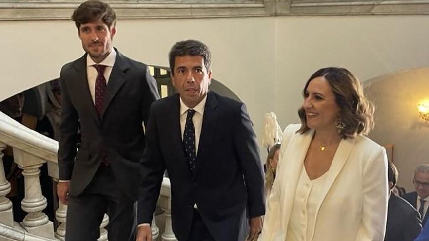 María José Catalá entra al Ayuntamiento de València acompañado de Carlos Mazón y de Juan Carlos Caballero.