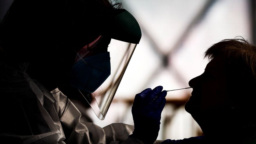 La Comunidad de Madrid ha notificado este viernes un descenso en la cifra de nuevos contagios por coronavirus, al pasar de 1.864 a 1.708 en 24 horas, y también en el número de decesos en los hospitales, de 20 a 11. EFE/Javier Etxezarreta/Archivo