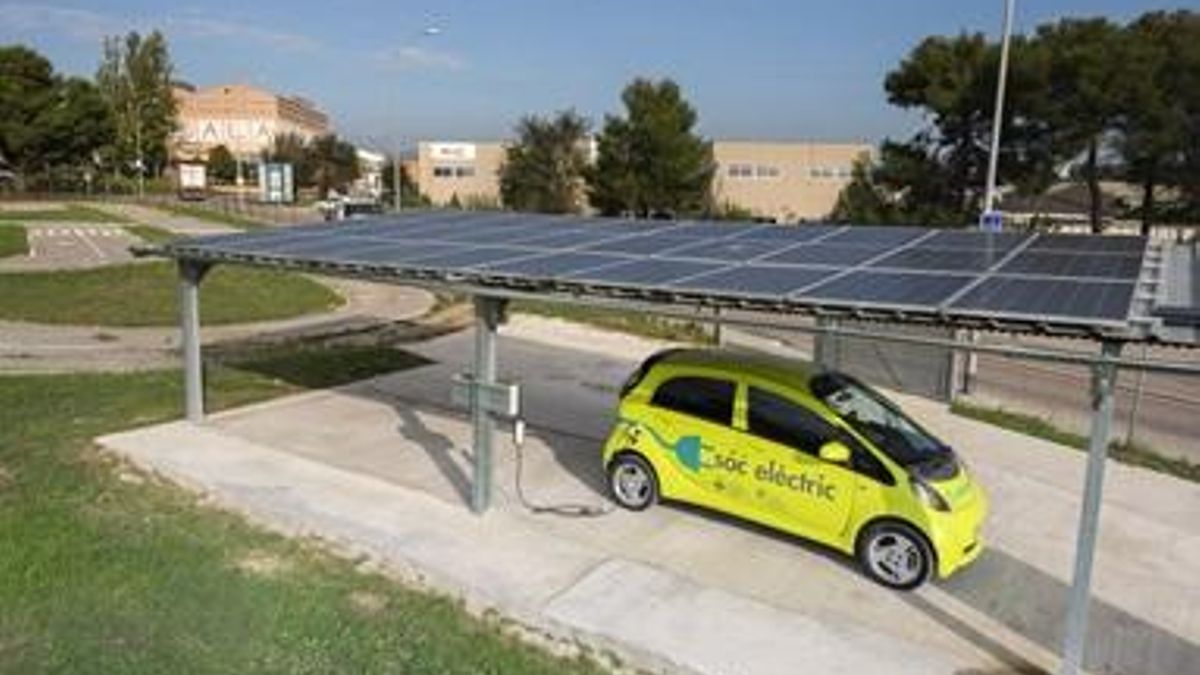 Punto de recarga eléctrica de vehículos del polígono Can Casablanques de Sant Quirze del Vallès